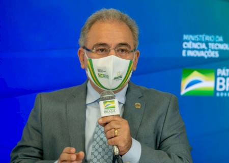 Ministro anuncia aquisição de 4,5 milhões de kits para intubação